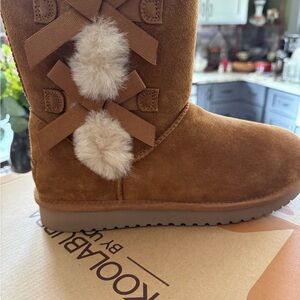 Ugg Koolaburra size 9 Victoria short brown boots